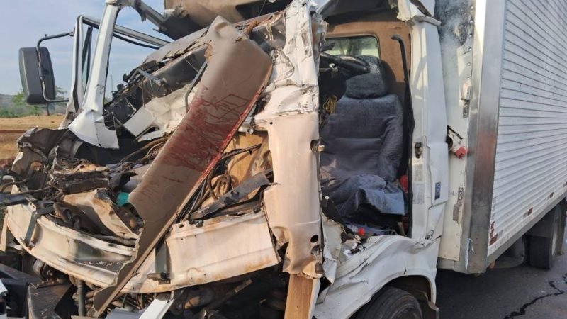 Colisão traseira entre caminhões na BR-060 deixa motorista ferido