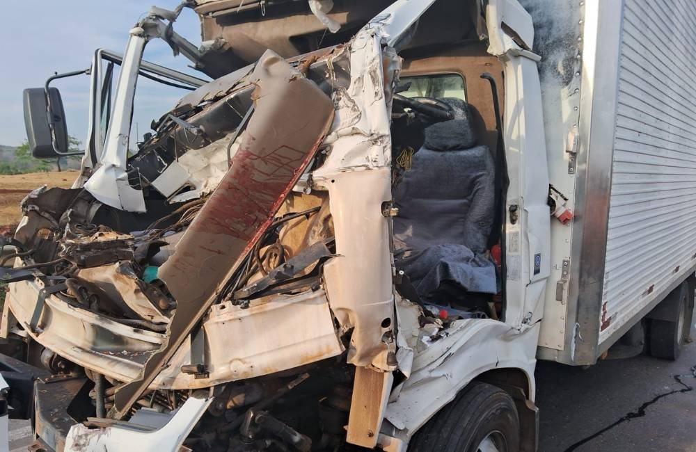 Colisão traseira entre caminhões na BR-060 deixa motorista ferido