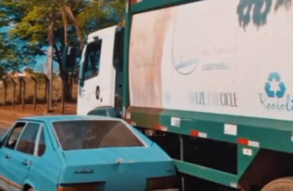 Condutor embriagado colide contra caminhão de coleta em Jataí