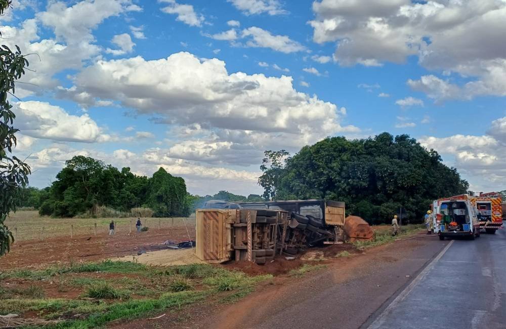 Duas pessoas morrem em grave colisão entre carreta e caminhão na BR-452, em Rio Verde