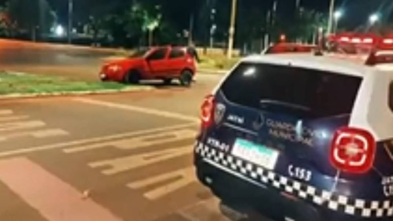 Embriagado, motorista causa acidente em Jataí, abandona carro e tenta fugir a pé, mas acaba detido pela GCMJ