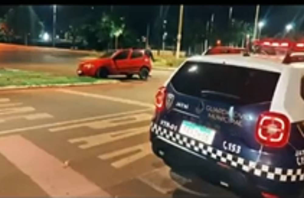 VÍDEO| Embriagado, motorista causa acidente em Jataí, abandona carro e tenta fugir a pé, mas acaba detido pela GCMJ