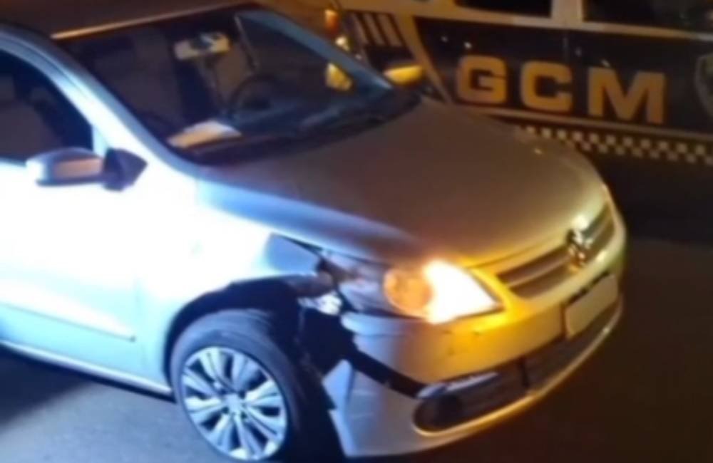 Embriagado, motorista perde o controle e bate em caminhão estacionado no Setor Antena