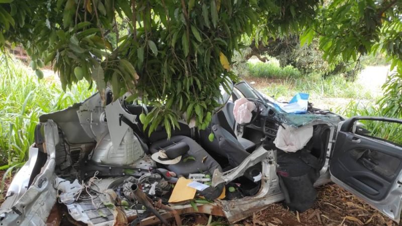 Idoso fica inconsciente após colisão entre carro e caminhão na BR-452