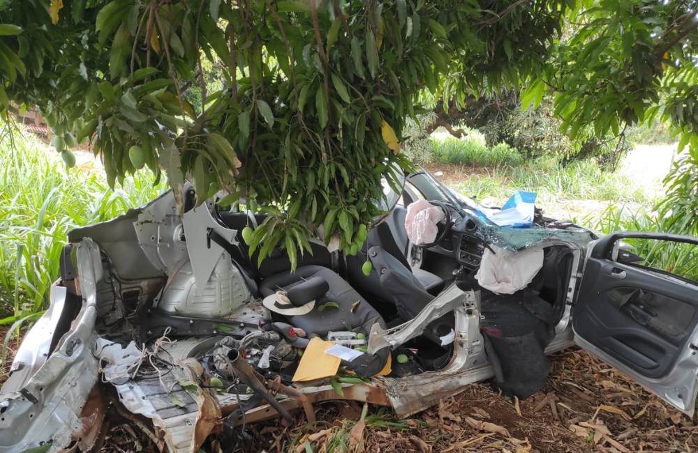 Idoso fica inconsciente após colisão entre carro e caminhão na BR-452