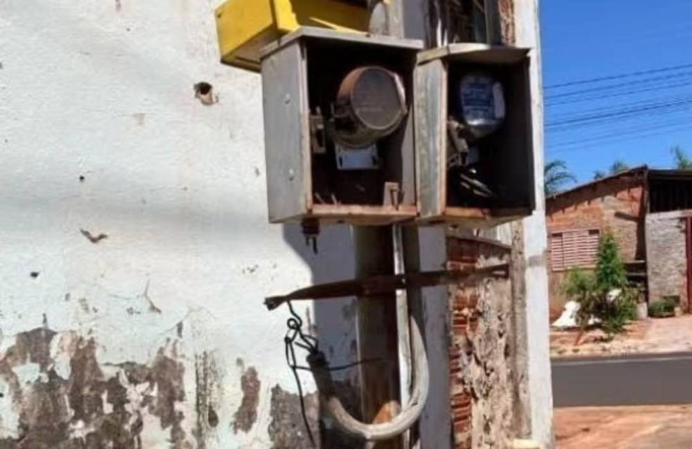 Imóveis desocupados são alvo de furto e têm fiação elétrica levada em Jataí
