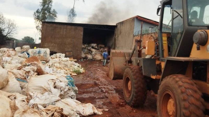 Incêndio atinge galpão de reciclagem em Quirinópolis e deixa moradores sem luz, água e internet