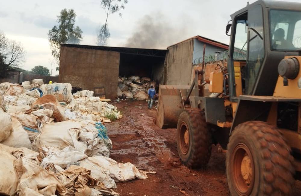 Incêndio atinge galpão de reciclagem em Quirinópolis e deixa moradores sem luz, água e internet