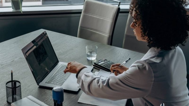 Mesmo com diploma, mulheres ganham até 37% menos que homens
