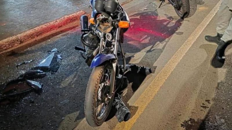 Motocicleta colide em carro após manobra perigosa no Setor Aeroporto
