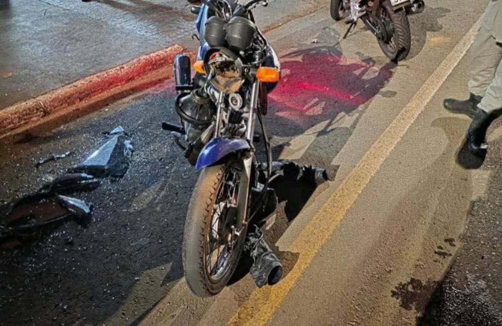 Motocicleta colide em carro após manobra perigosa no Setor Aeroporto