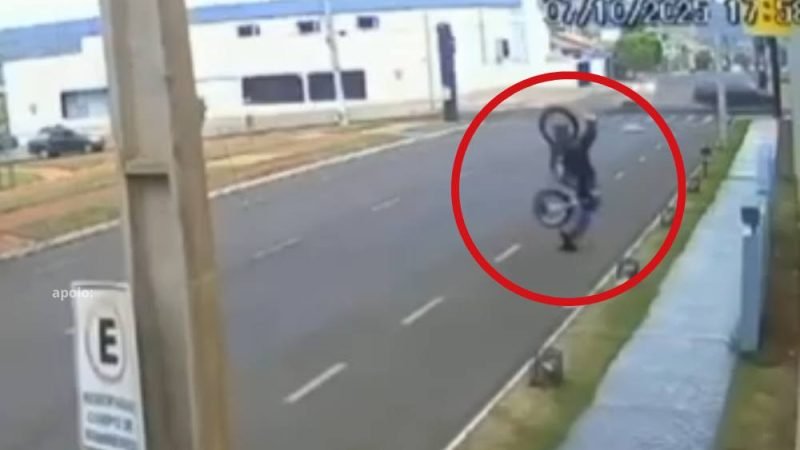 VÍDEO | Motociclista atinge fio de internet solto e sofre acidente em rua de Jataí