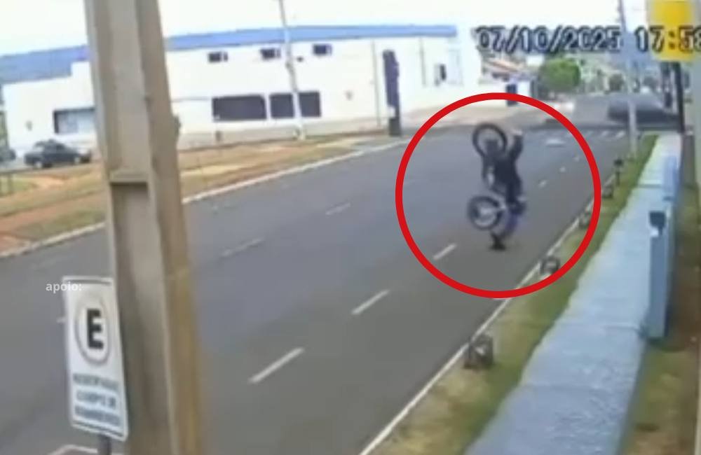 VÍDEO | Motociclista atinge fio de internet solto e sofre acidente em rua de Jataí