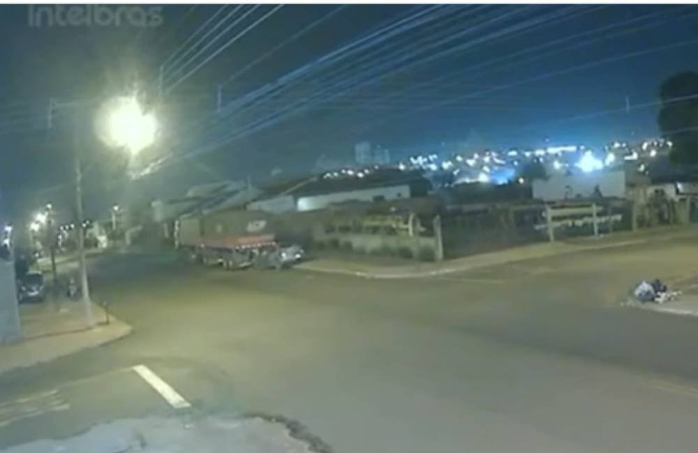 VÍDEO: Motorista colide com bitrem e abandona carro em Jataí
