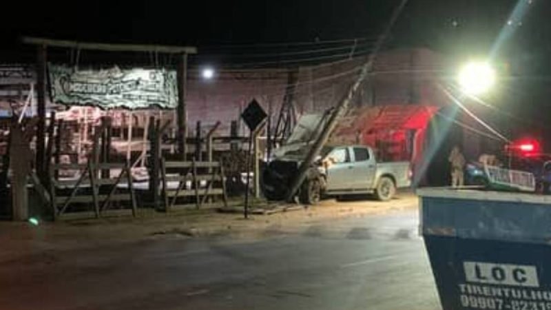 Motorista embriagado colide caminhonete contra poste em Jataí