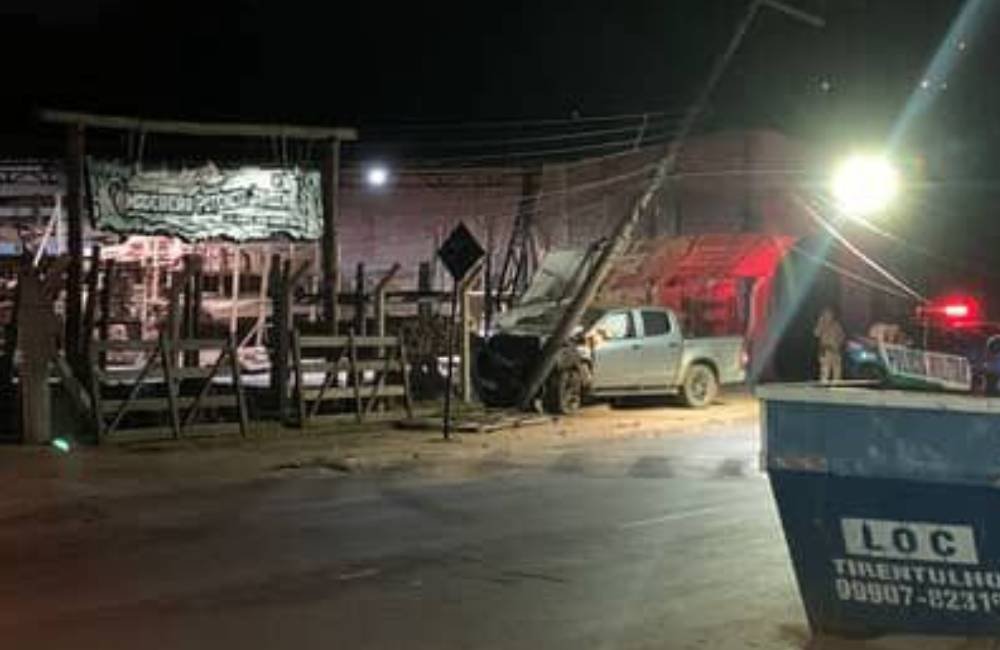 Motorista embriagado colide caminhonete contra poste em Jataí