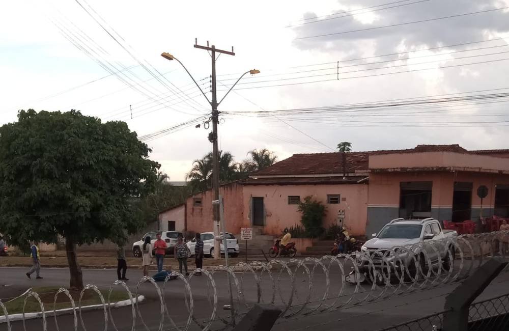 Mulher fica ferida em acidente entre motoneta e caminhonete em Jataí