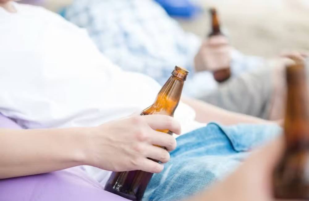 Proibido, mas liberado: jovens brasileiros têm acesso fácil a bebidas alcoólicas