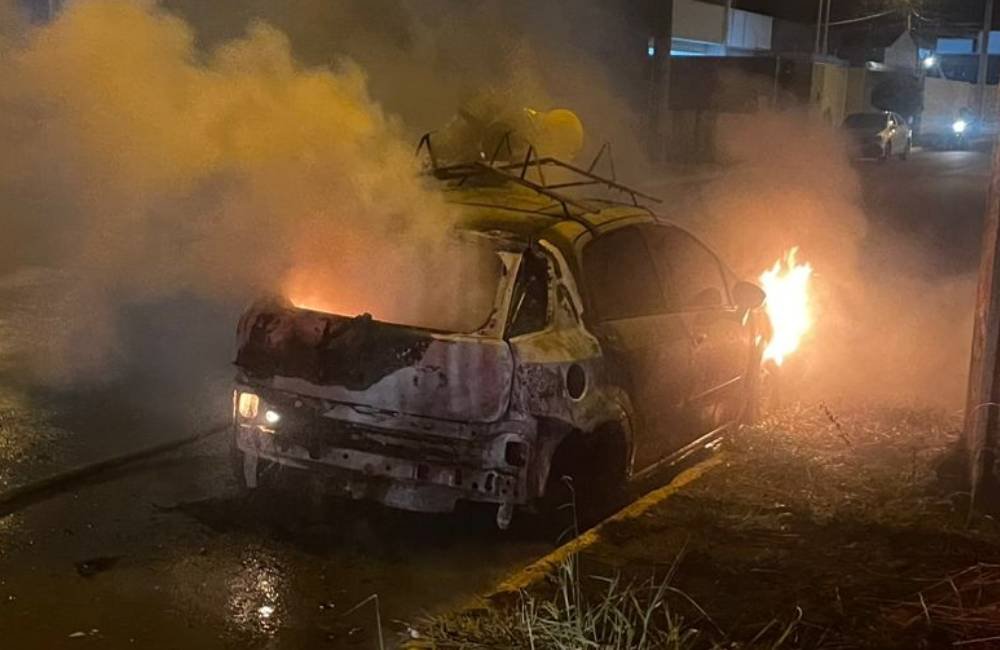 VÍDEO| Bombeiros controlam incêndio em veículo de passeio no setor Jardim Goiás, em Jataí