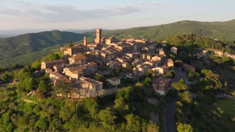 Vila na Toscana paga até R$ 126 mil para quem topar morar entre colinas e vinhedos na Itália