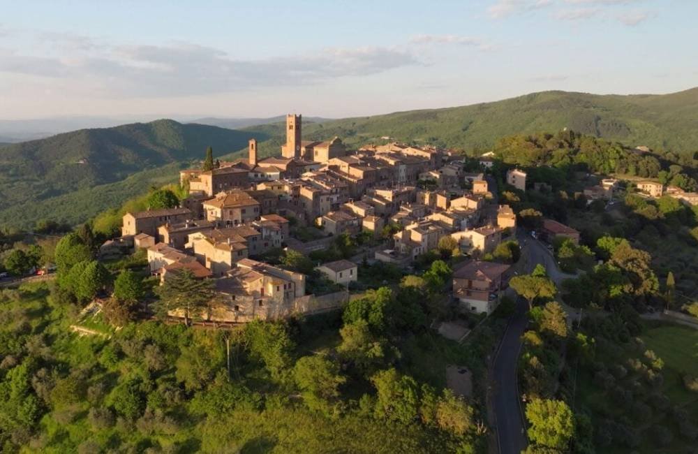 Vila na Toscana paga até R$ 126 mil para quem topar morar entre colinas e vinhedos na Itália