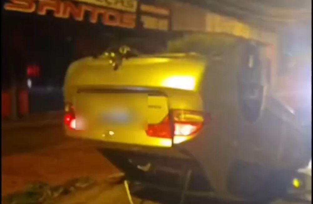 VÍDEO | Carro capota após forte colisão com poste e deixa rastro de destruição na Vila Progresso