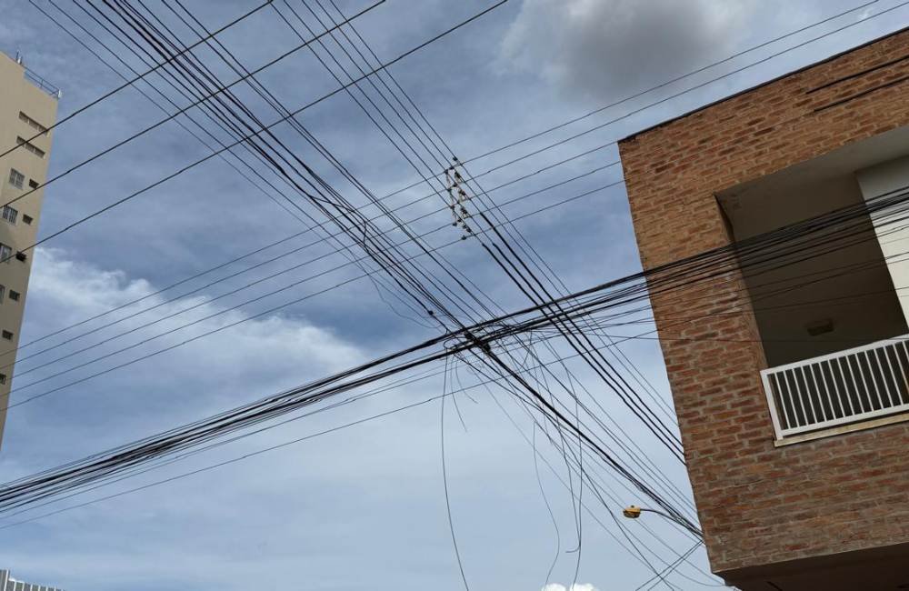 Meses após promessa de remoção de fios inutilizados, acidentes continuam e Prefeitura de Jataí emite nova nota oficial