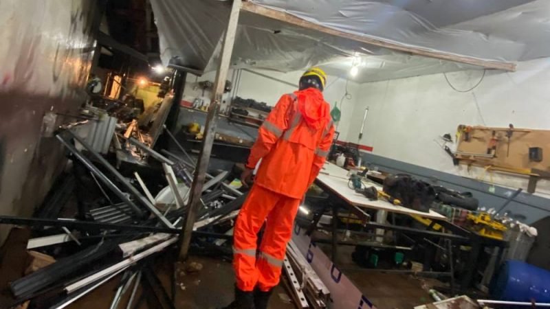 Alagamento causa desabamento de muro e deixa famílias desabrigadas em Rio Verde