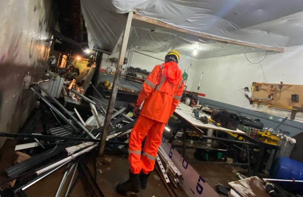 Alagamento causa desabamento de muro e deixa famílias desabrigadas em Rio Verde