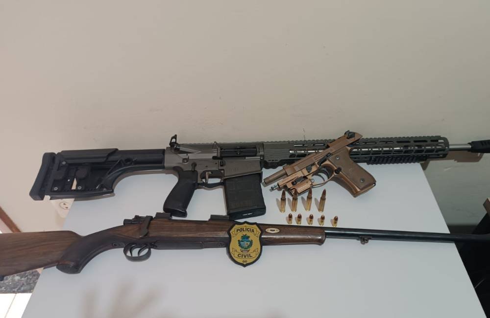 Armas de fogo são apreendidas em operação da DEAM de Jataí contra suspeito de violência doméstica