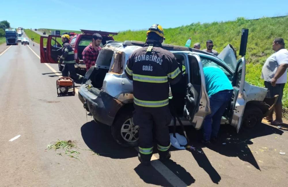 Bombeiros Realizam Resgate Delicado de Idosa Presa em Carro Capotado na BR-060
