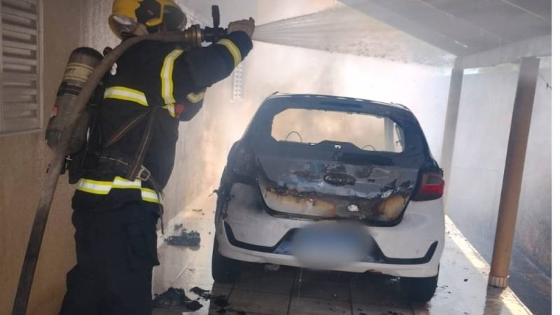 Bombeiros controlam incêndio em veículo dentro de garagem