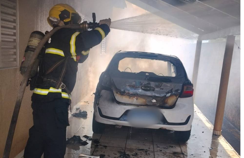 Bombeiros controlam incêndio em veículo dentro de garagem
