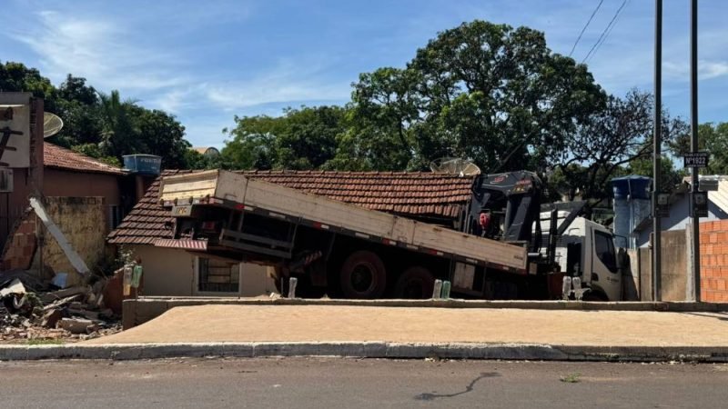 Caminhão desgovernado invade duas casas em Rio Verde