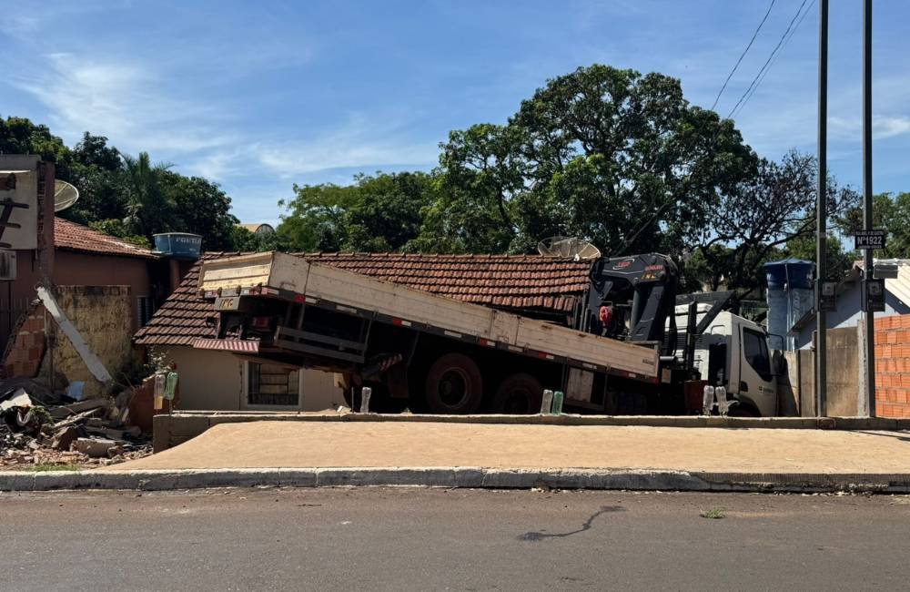 Caminhão desgovernado invade duas casas em Rio Verde