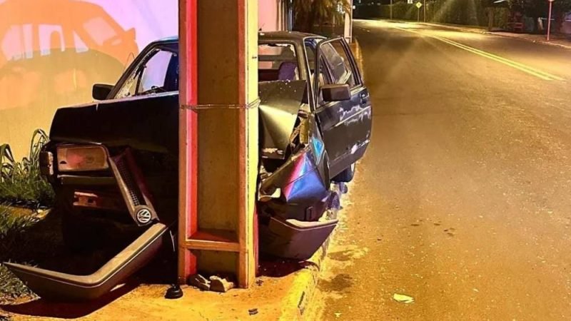 Carro colide com poste e deixa jovem ferido na Vila Fátima, em Jataí