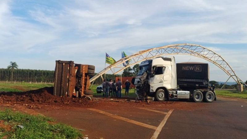 Colisão Entre Caminhões na BR-060 Deixa Motorista Ferido em Jataí