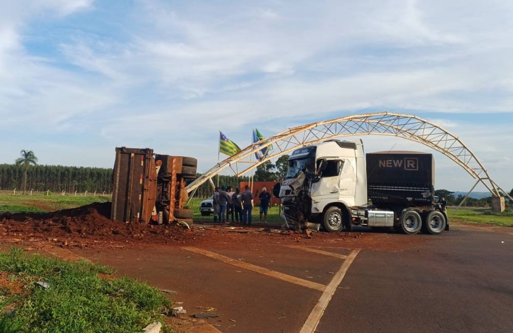 Colisão Entre Caminhões na BR-060 Deixa Motorista Ferido em Jataí