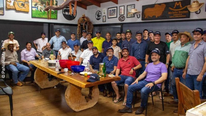 Criadores se reúnem no escritório Moisés Sezion para acompanhar o Leilão Virtual ACN