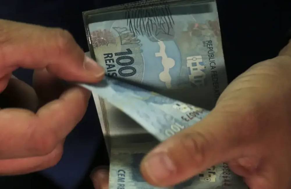 Dinheiro no bolso e promoções: 13º salário será liberado exatamente na Black Friday