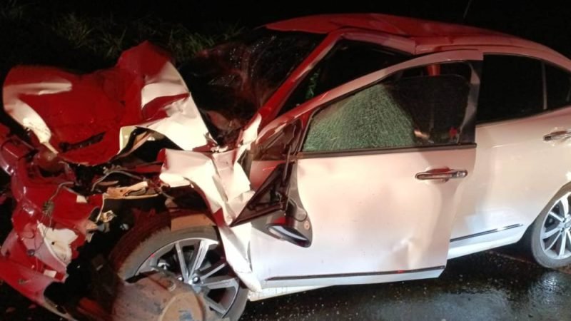 Duas pessoas ficam feridas após forte colisão entre carro e carreta na BR-364