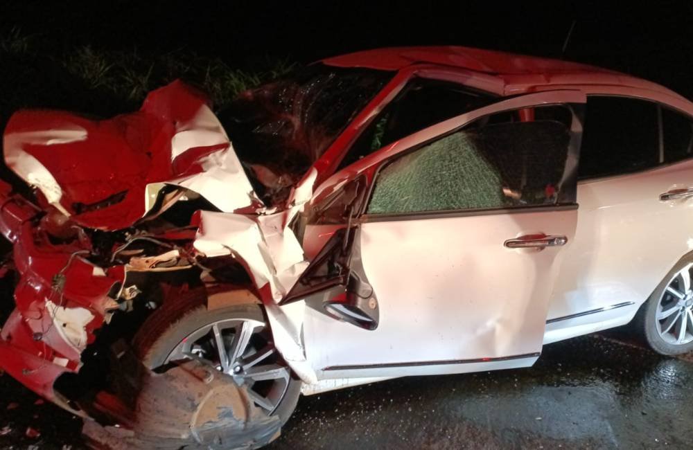 Duas pessoas ficam feridas após forte colisão entre carro e carreta na BR-364