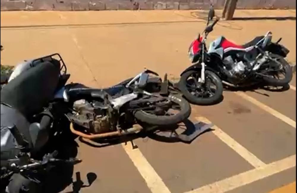 VÍDEO | Motorista de Hilux derruba motos e deixa o local; motociclista registra movimentação após o incidente