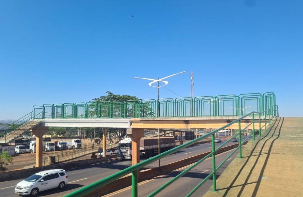 Passarela sobre a BR-060 é liberada em Rio Verde