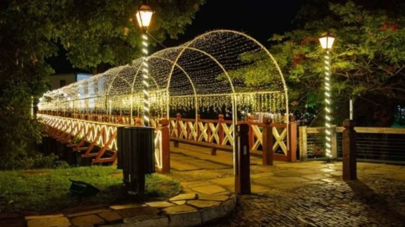 Pirenópolis acende suas luzes e transforma cidade histórica em cenário natalino gigante