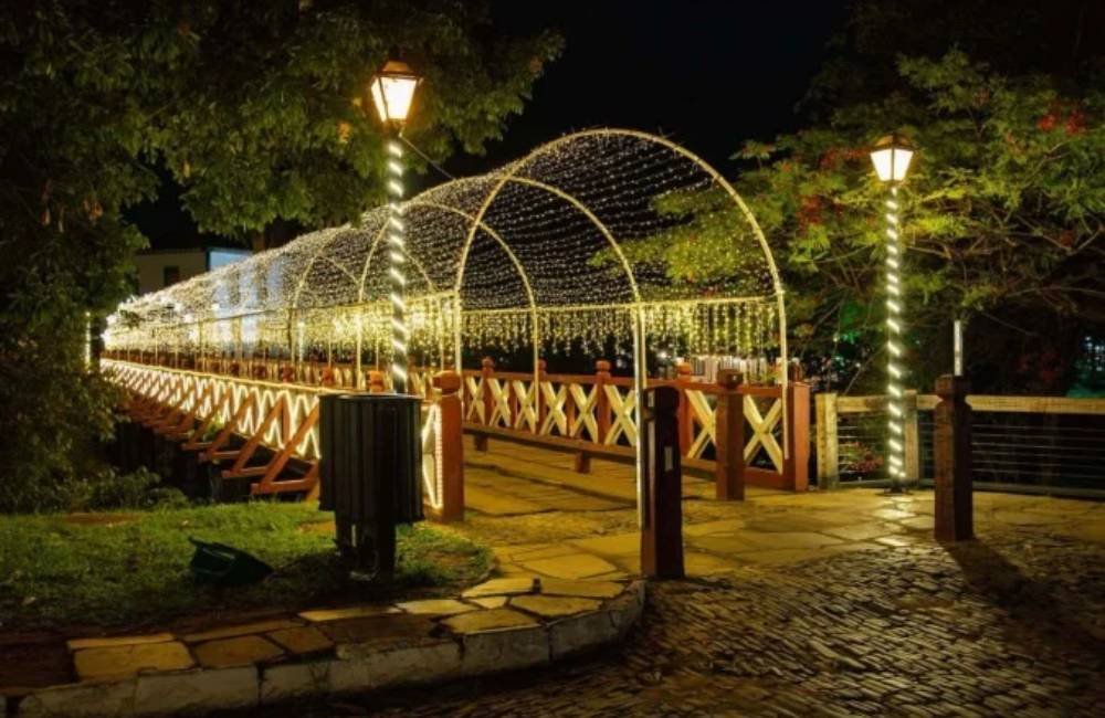Pirenópolis acende suas luzes e transforma cidade histórica em cenário natalino gigante