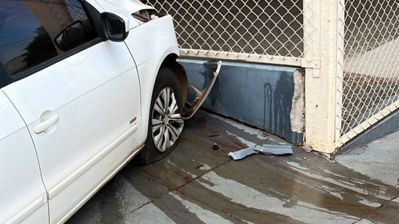 VÍDEO| Colisão entre van e carro lança veículos sobre a calçada em cruzamento no centro de Jataí