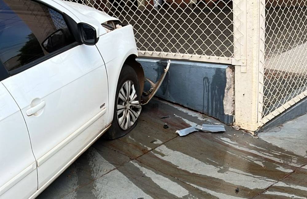VÍDEO| Colisão entre van e carro lança veículos sobre a calçada em cruzamento no centro de Jataí