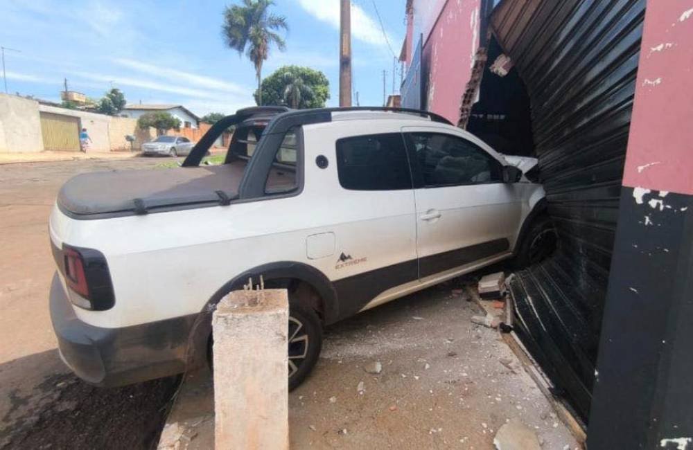 VÍDEO| Manobra inesperada provoca acidente e Saveiro invade oficina