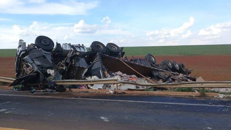 Veículo de grande porte sai da pista e tomba na BR-364